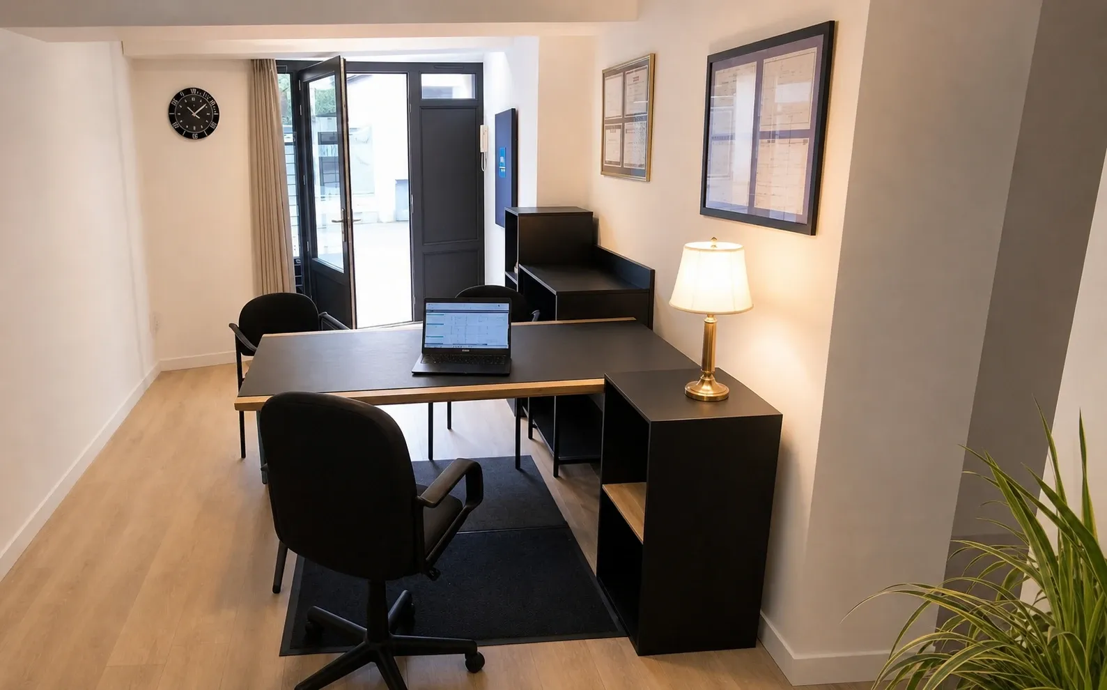 Le bureau de Montbrison, plan de travail en L et sièges pour recevoir