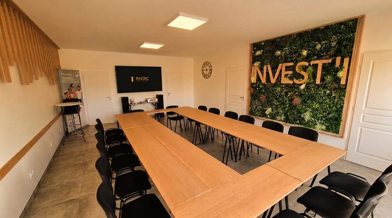 La salle de réunion du centre d'affaires Invest'i à Saint-Martin-la-Plaine